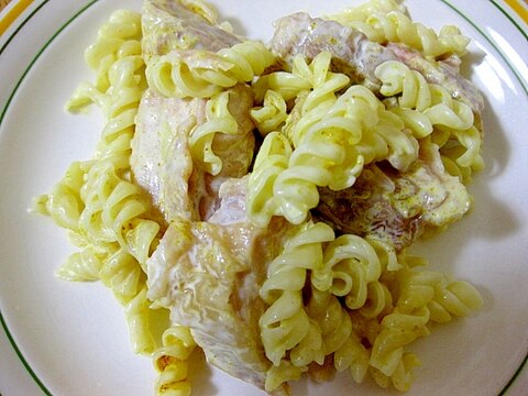 鶏肉とマカロニのスパイシーサラダ